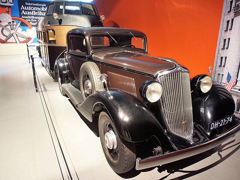 File:1932 Graham Blue Streak Coupe, 4litre 8cylinders 90hp 137kmh & Curtiss Aerocar Land Yacht pic1.JPG