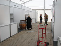 Przygotowania do imprezy w namiocie, w którym prezentowane były wina