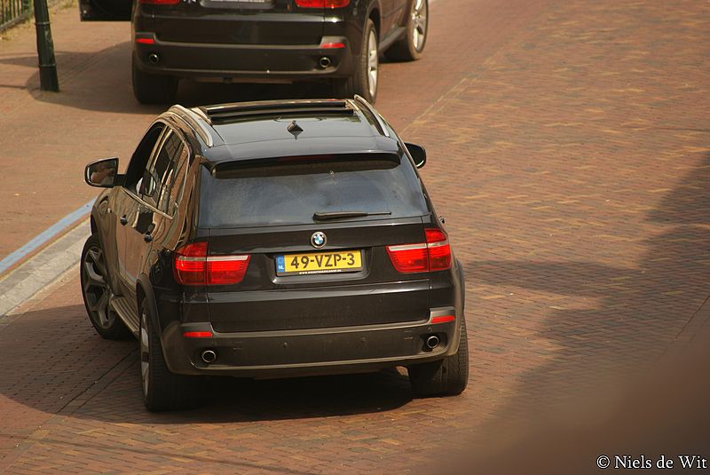 File:2009 BMW X5 (14658368337).jpg