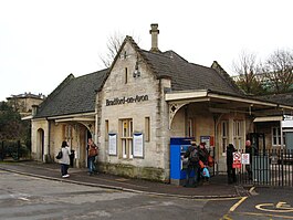 2010 ĉe Bradford-on-Avon-stacio - ĉefa building.jpg