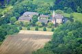 Schloss Sandfort ist ein Wasserschloss in der Bauerschaft Vinnum, Olfen, Kreis Coesfeld, Nordrhein-Westfalen, Deutschland. Das Bild entstand während des Münsterland-Fotoflugs am 1. Juni 2014. Hinweis: Die Aufnahme wurde aus dem Flugzeug durch eine Glasscheibe hindurch fotografiert.