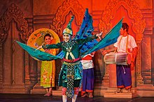 Cambodian Peacock dance 2016 Phnom Penh, Tradycyjny Kambodzanski Pokaz Tanca (079).jpg