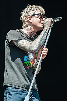 Rutherford performing with The Neighbourhood in 2018