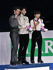 Hanyu(pusat) dengan Jason Brown (kiri) dan Yuma Kagiyama (kanan) di tahun 2020 Empat Benua podium Kejuaraan di Seoul