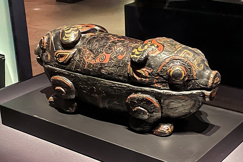 File:20230208 Painted lacquer box in the shape of two rear-to-rear pigs.jpg