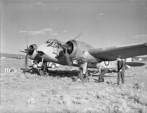 Een Bristol Blenheim van 211 Squadron bereidt zich voor om te taxiën in Menidi, Griekenland, 1941