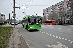 Троллейбус маршрута 9 (модель Тролза-5275.03 «Оптима») на улице Юлиуса Фучика (апрель 2020)