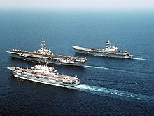 Le porte-aéronefs italien Giuseppe Garibaldi (C-551) à gauche, le porte-aéronefs espagnol Principe de Asturias à droite, et le porte-avions français Foch (R-99), au centre dans la formation en mai 1992.