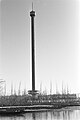 76m Hoge uitkijktoren een attraktie op de Floriade 82 die 8 april geopend wordt., Bestanddeelnr 931-9945.jpg