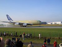 Airbus A380 MSN 002 bei seiner ersten Landung in Hamburg Finkenwerder am 8. November 2005