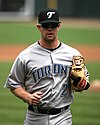 Muž v šedé baseballové uniformě s nápisem „Toronto“ a „2“ na dresu a černou čepicí s logem Toronto Blue Jays.