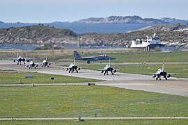 Bodo air base, 2 F-15C (80-0004 & 78-0474), 2 F-16s norvégiens (674 & 692) et 3 Rafales (335, 330 & 123).