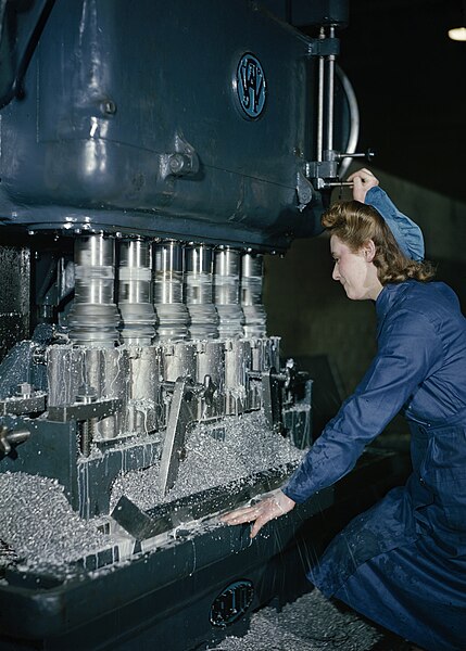 File:A woman war worker machining a cylinder block for a Rolls Royce aero engine. TR1141.jpg