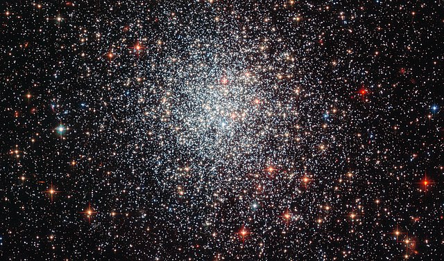 NGC 1783 is one of the biggest globular clusters in the Large Magellanic Cloud