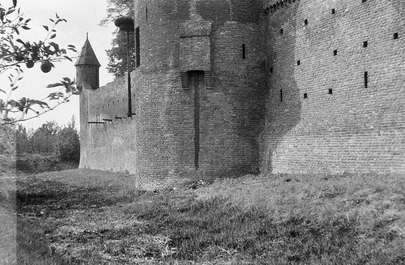 File:Aansluiting "Langerak" toren en weermuur voorplein - Doornenburg - 20059835 - RCE.jpg