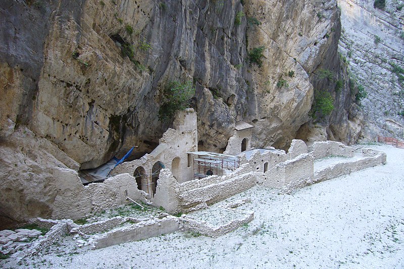 File:Abbazia medievale di San Martino in Valle - panoramio (1).jpg