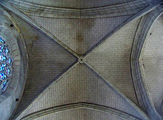 Bóveda cuatripartita ilesia de S. Pedro y S. Pablo Ablis, Francia.