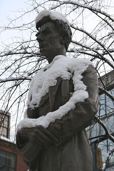 File:Abraham Lincoln statue in the snow, 2010.jpg