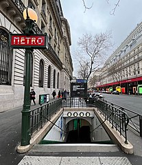 Entrée sur le trottoir sud du boulevard Haussmann.