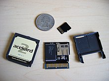 Zerlegte Slot-1-Flashkarte mit microSD-Karte und Münze zum Größenvergleich