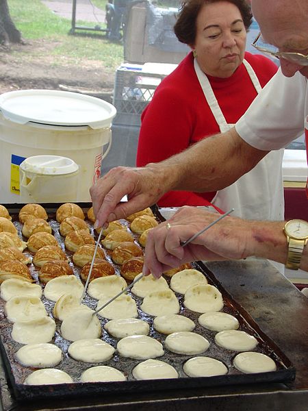 Tập_tin:Aebleskiver_at_Cal_Lutheran_Scandanavian_Festival.jpg