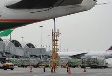 Aircraft jack lift used to support the tail of an EVA Air Boeing 747 to avoid the aircraft tail from falling to ground during the cargo loading/unloading activity in which the "tail heavy" situation may occur. Aircraft Jack Lift (2).png