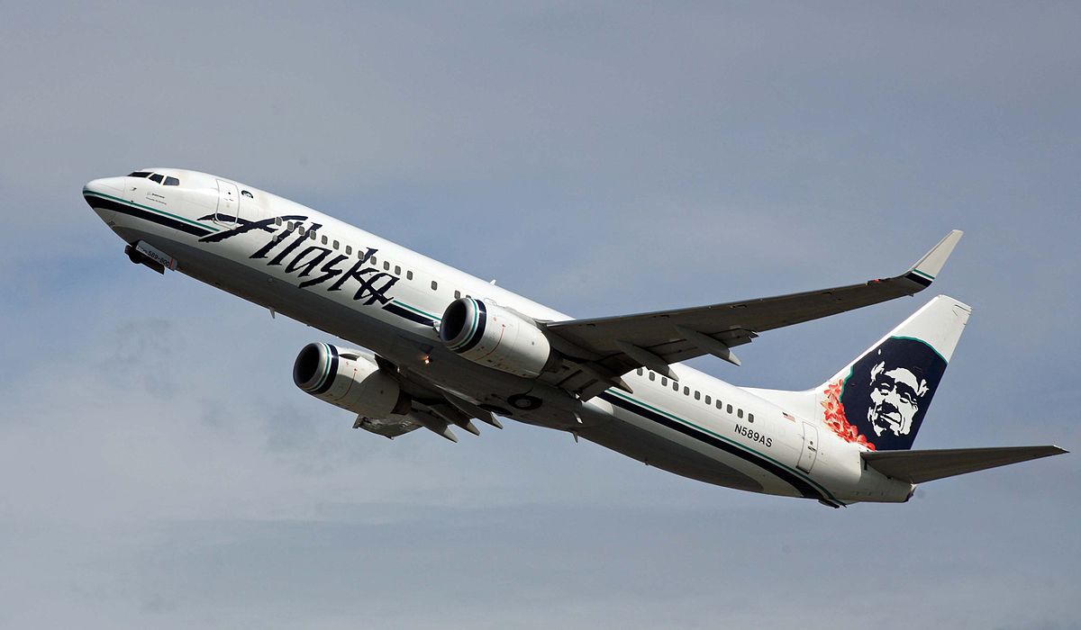File:Alaska Airlines 737 lifting off from ANC (6348894071 