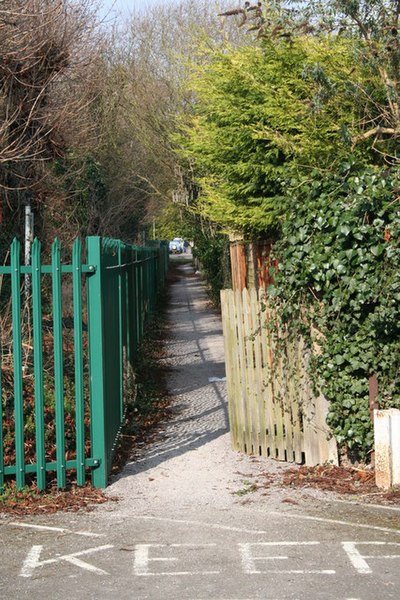 File:Alley to West End - geograph.org.uk - 709715.jpg