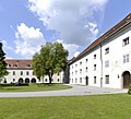 Altbau und Pausenhof des St.-Gotthard-Gymnasiums Niederaltaich