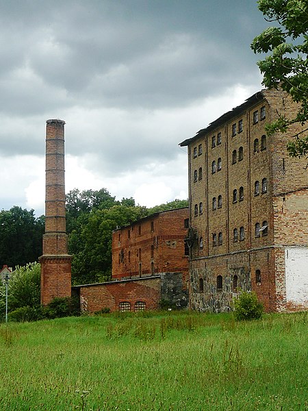 File:Alte Brauerei in Damerow mit Storchenhorst - panoramio.jpg