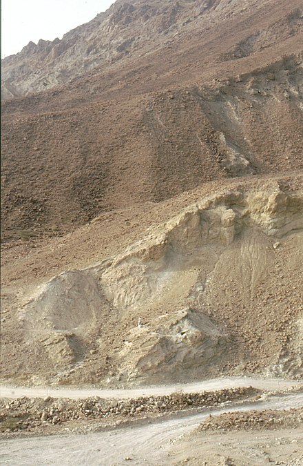 the Late Iron Age cemetery north of the oasis of al-Amqat, Sultanate of Oman, 1991. Amqat01.jpg