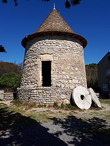 Fichier:Ancien_moulin_à_vent_La_Palme.jpg