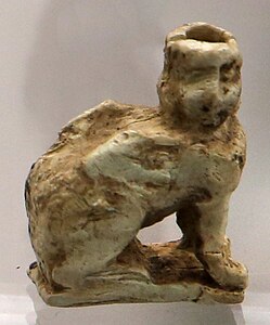 Applique en ivoire en forme de sphinx, (environ 610-500 av. J.-C.), tombe C de la nécropole de Bosco le Pici.