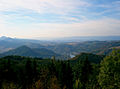 Blick nach Nordwesten auf den Elbort Dolní Zálezly (Salesel), links am Bildrand Milešovka (Milleschauer) und Kletečná (Kletschen)