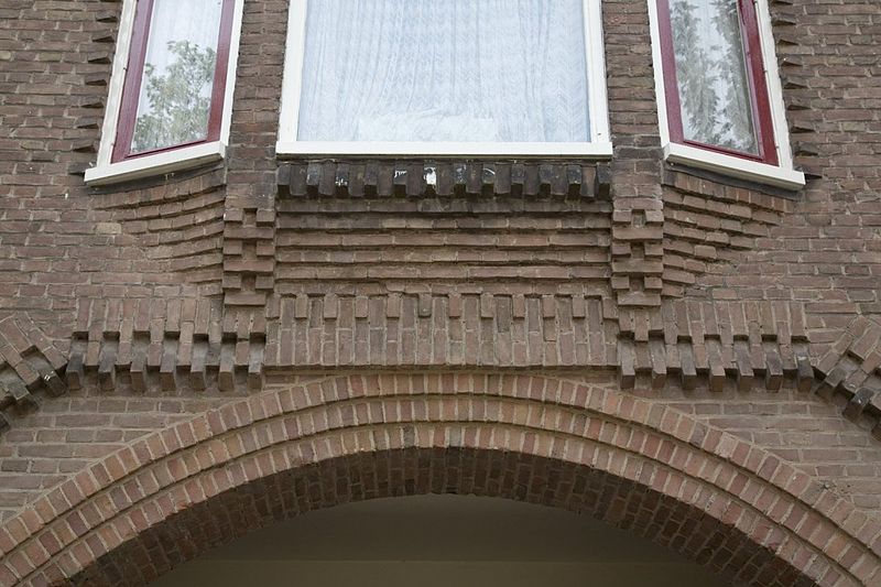 File:Baksteendecoratie boven de poort van het poortgebouw van de Atjehstraat naar het Deliplein - Groningen - 20409298 - RCE.jpg