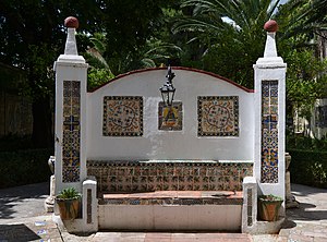 Banc amb taulellets del jardí de la casa Benlliure.JPG