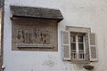 Bas-relief représentant l'Annonciation encastré dans la façade.