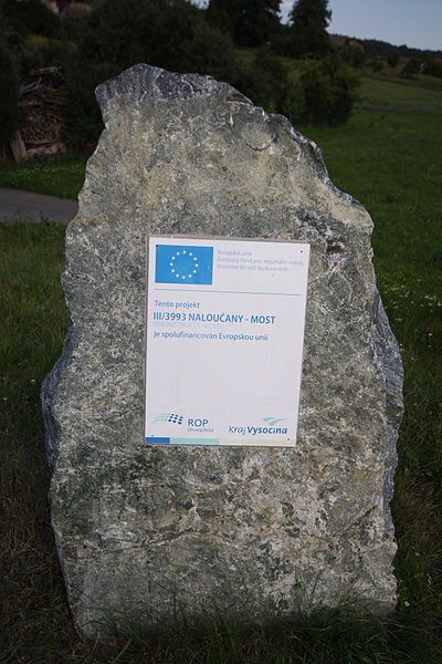 File:Base stone of Bridge between Naloučany and Ocmanice, Třebíč District.jpg