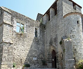 L'enrée de l'église et vestige du château