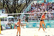 Deutsch: Beachvolleyball bei den Olympischen Jugendspielen 2018; Tag 9, 15. Oktober 2018; Mädchen, Viertelfinale: USA-Spanien 2–1 (21–19/17–21/15–9) English: Beach volleyball at the 2018 Summer Youth Olympics at 15 October 2018 – Girls Quarterfinals: USA-Spain 2–1 (21–19/17–21/15–9)