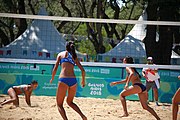 Deutsch: Beachvolleyball bei den Olympischen Jugendspielen 2018; Tag 8, 14. Oktober 2018; Mädchen, Achtelfinale – Mexiko-China 0:2 (15–21/16–21) English: Beach volleyball at the 2018 Summer Youth Olympics at 14 October 2018 – Girls Round of 16 – Mexico-China 0:2 (15–21/16–21)