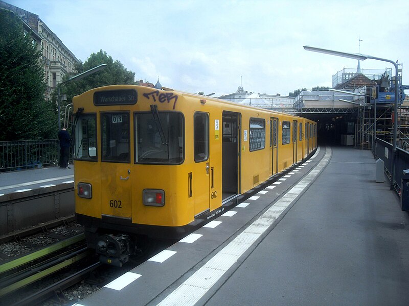 File:Berlin- U-Bahnhof Schlesisches Tor- Richtung Ost- U-Bahn BVG-Baureihe A3 602 6.8.2010.jpg