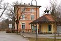 Ehemaliges Bahnhofsgebäude von Bernried am Starnberger See, Landkreis Weilheim-Schongau, Regierungsbezirk Oberbayern, Bayern. Zweieinhalbgeschossiger, unverputzter Backsteinbau mit flachem Walmdach und Ecklisenen, erbaut um 1865. Ab 2009 Umbau zur „Schokoladenmanufaktur“ unter Bauherrenschaft von de:Jürgen Kindervater. Als Baudenkmal unter Aktennummer D-1-90-115-6 in der Bayerischen Denkmalliste aufgeführt. Bild entsprechend den Regeln zur Panoramafreiheit von öffentlichem Verkehrsgrund aus aufgenommen.