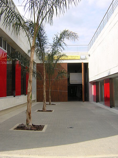 File:Biblioteca Leon de Greiff-Entrada-Medellin.JPG