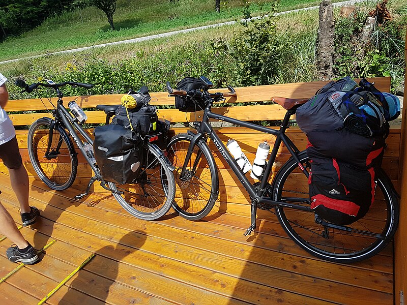 File:Biciclette caricate sul traghetto per attraversare il Danubio.jpg