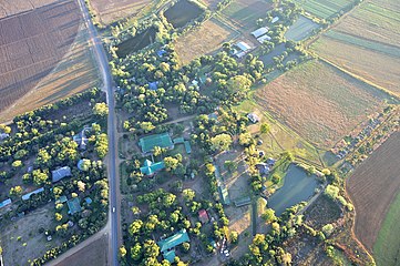 Uitsig oor 'n deel van die nedersetting, met die NG-kerkgebou in die middel van die beeld