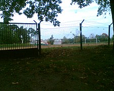 Fragment stadionu miejskiego w Pionkach – widok od ulicy Fabrycznej (marzec 2008)