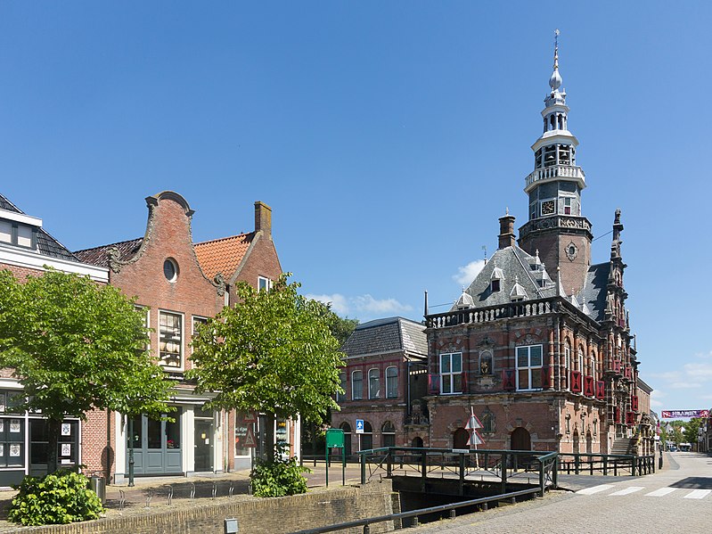 File:Bolsward, het stadhuis in straatzicht RM9836 foto13 2017-06-18 13.16.jpg