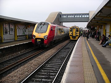 Datei:Bristol_Parkway_station_platforms.JPG