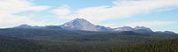 Van links naar rechts: Brokeoff Mountain, Lassen Peak en Chaos Crags